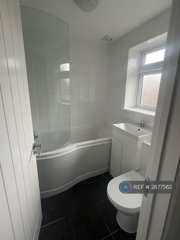 3 bedroom flat to rent - Photo 4