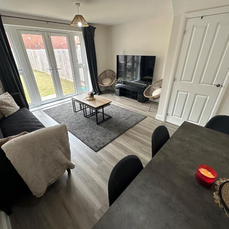 3 bedroom semi-detached house to rent - Photo 1