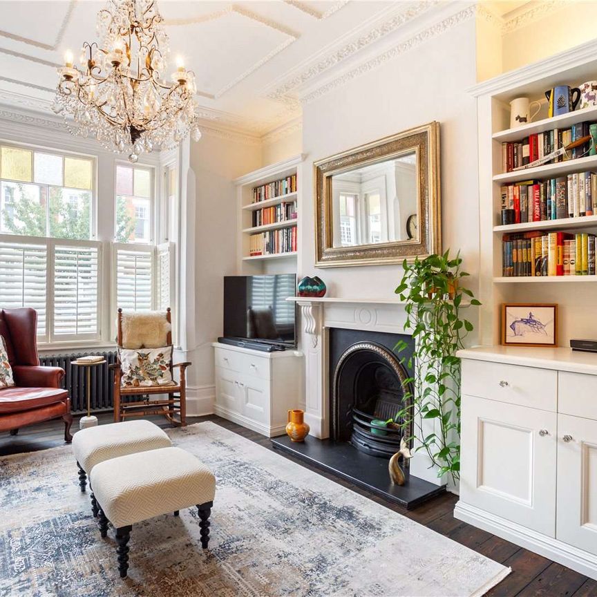 A stunning period family home with a south facing garden. - Photo 1