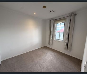 HUGE THREE BEDROOM HOUSE WITH GARDEN - Photo 3