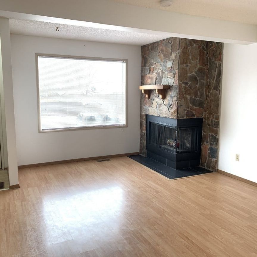 Spacious 3 Bedroom Townhouse in Glendale - Photo 1