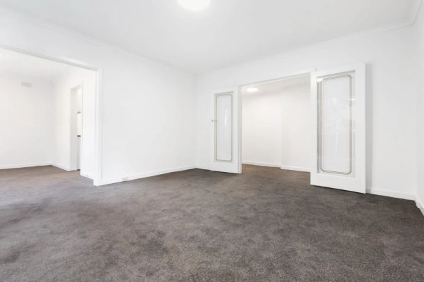 Spacious Two-Bedroom Apartment in Prime Toorak Location - Photo 1