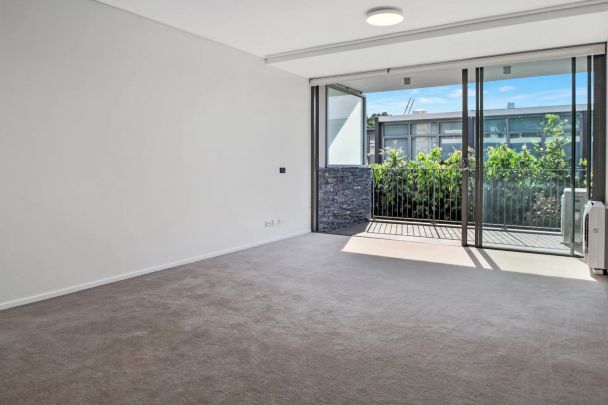 Contemporary split level apartment metres from the harbor's edge - Photo 1