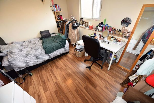 3 bedroom Flat in Ebberston Terrace, Leeds - Photo 1