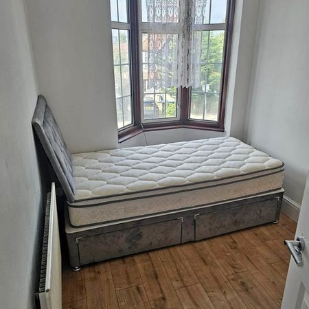 Room in a Shared House, Ballogie Avenue, NW10 - Photo 3