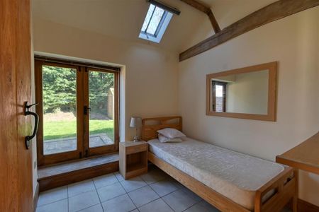 2 bedroom barn conversion to rent - Photo 2