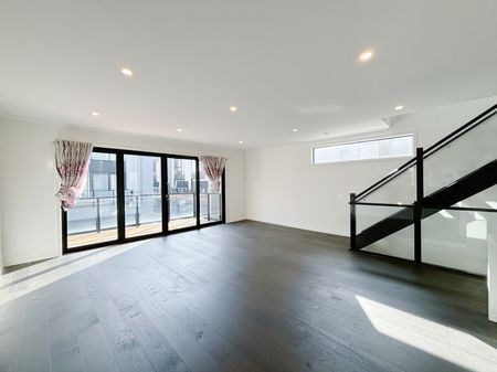 Stunning Three Level Townhouse For Rent in Port Melbourne - 3BED 2BATH with 2 CAR SPACES - Photo 3