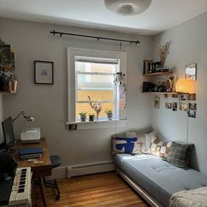 Cozy 2 Bedroom Sublet - Photo 2