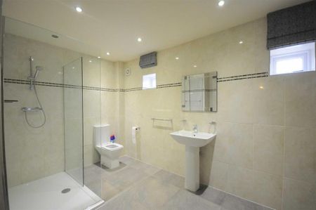 4 bedroom mews to rent - Photo 3