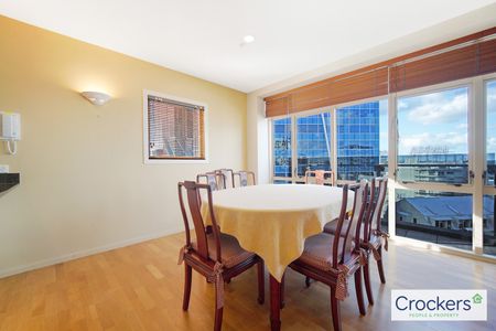 Spacious 3 bedroom 2 Bathroom apartment with amazing views and carpark . - Photo 3