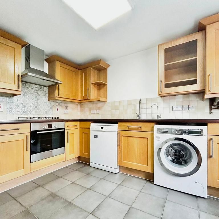 3 bedroom end of terrace house to rent - Photo 1