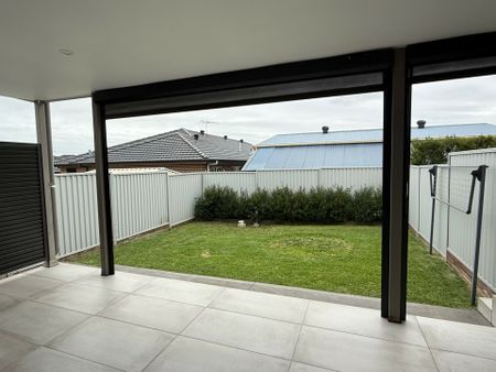 Contemporary Family Haven Opposite Park - Photo 2