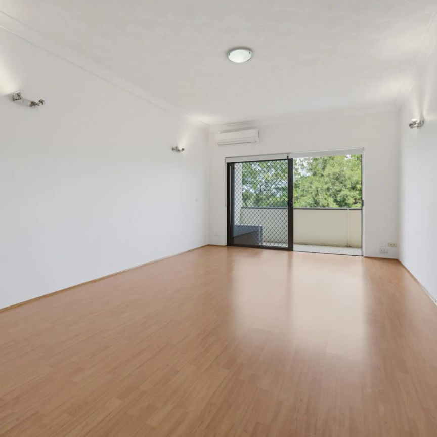 Light Filled Two Bedroom Apartment in Convenient Carlton Location - Photo 1