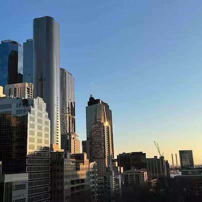 Fully Furnished Studio Apartment with Park Views in Melbourne CBD - Photo 1