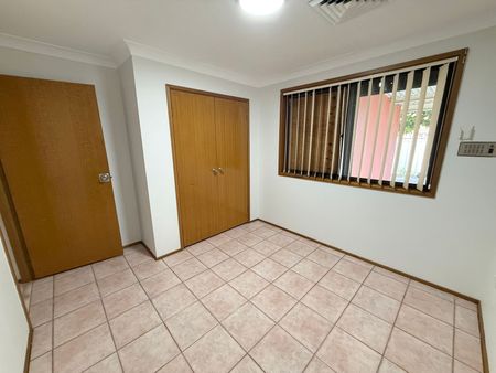 SPACIOUS FAMILY HOME IN A PRIME LOCATION! - Photo 5