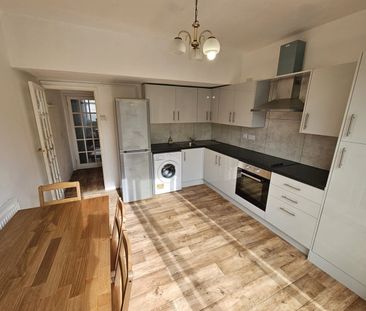 2 Bed Terraced House, Ilford, IG1 - Photo 5