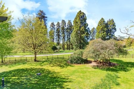 Gatehouse Lodge, RH1 - Photo 4