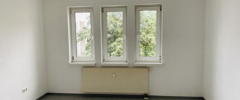 Helle 2-Zimmer-Wohnung ab sofort frei - Anmietung nur mit Wohnberechtigungsschein nach §88d - Photo 1