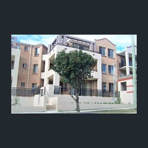 Spacious & Modern 2-Bedroom Apartment - Photo 2