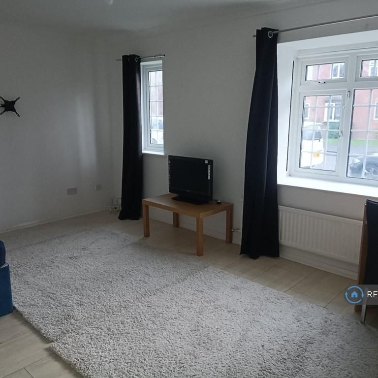 1 bedroom in a house share to rent - Photo 1