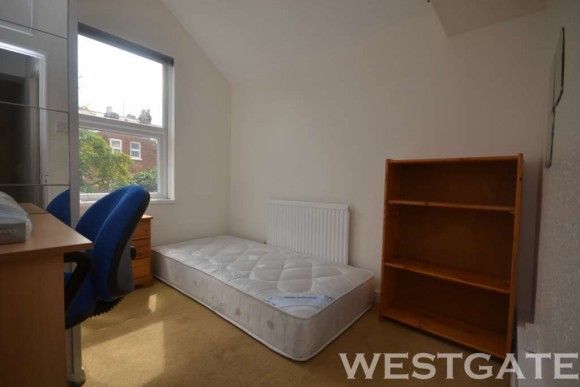 4 Bed - Pitcroft Avenue, Reading - Photo 1