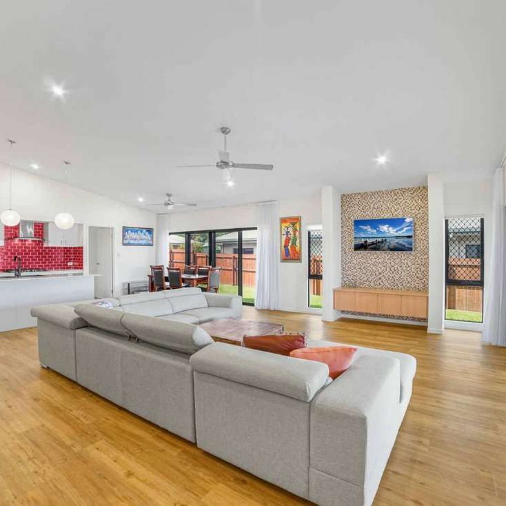 Designer Redlynch Family Home - A cut above the rest! - Photo 1