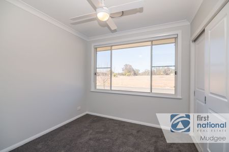 BEAUTIFUL FAMILY HOME - Photo 2