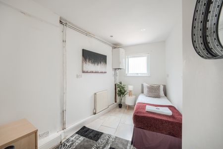 4 Bed Terraced House, Kingsland Avenue, CV5 - Photo 3