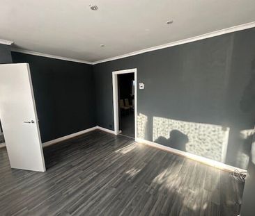 PETERBOROUGH - Photo 1