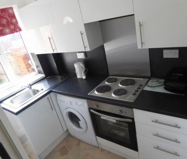 2 bedroom end of terrace house to rent - Photo 4