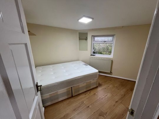 Studio Flat, Lee High Road, SE13 - Photo 1