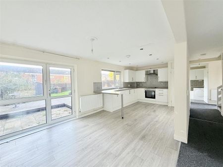3 bedroom semi-detached house to rent - Photo 2