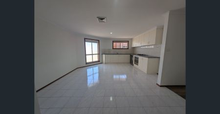 Oversized two bedroom living! - Photo 4