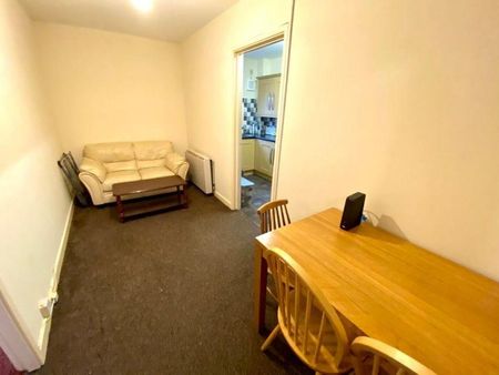 2 bedroom flat to rent - Photo 2