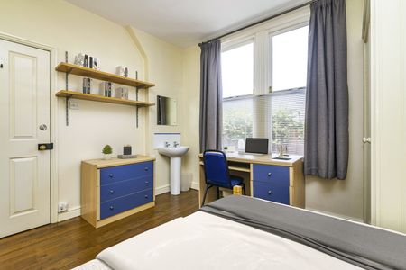 6 Bed Semi-Detached House, Cycle Road, NG7 - Photo 2