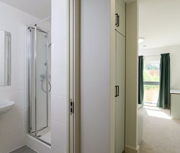 STUDENTS ONLY - RENT INCLUDES UTILITIES AND WI-FI. An exciting and ... - Photo 4
