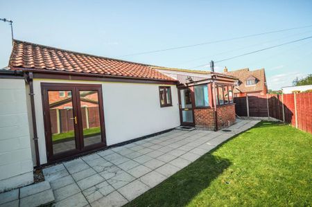 2 bedroom detached bungalow to rent - Photo 2
