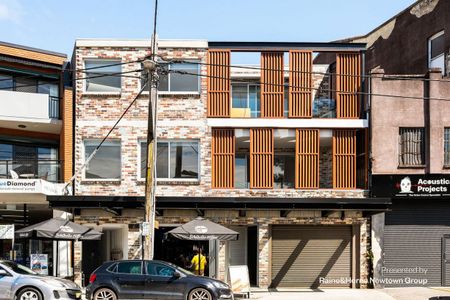 Top floor 2 bed apartment offering convenience in boutique setting - Photo 4