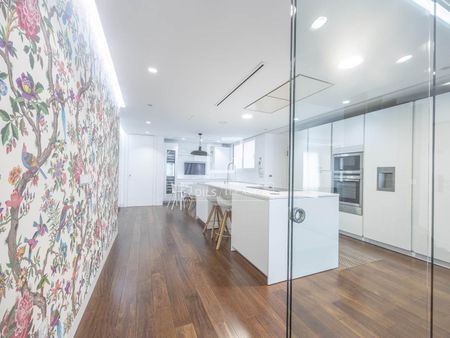 Excellent 5 Bedroom apartment with 10m² terrace for rent in Gran Vía, Valencia - Photo 2