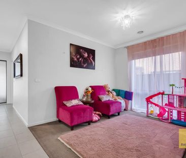 Charming 3-Bedroom Home with Modern Comforts and Single Garage - Photo 6