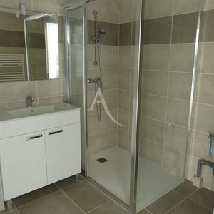 Location Appartement 3 pièces 71m² - Photo 2