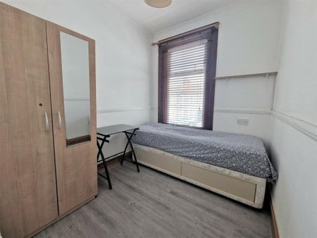 2 Bed End Terrace, Elmstead Road, IG3 - Photo 2