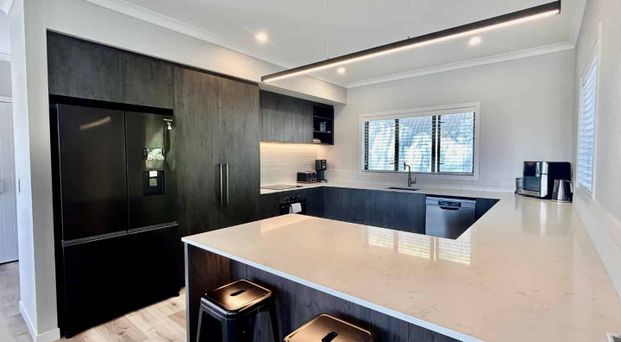 Executive Family Home with Stunning Views - Photo 1