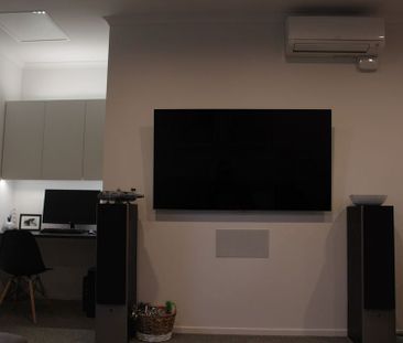 Low maintenance townhouse with carport - Photo 4