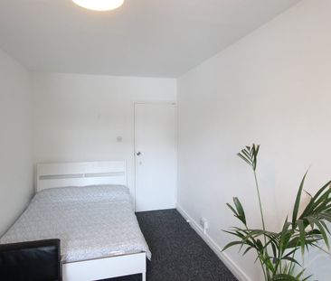 2 Bed Flat, George Lashwood Court, SW9 - Photo 4