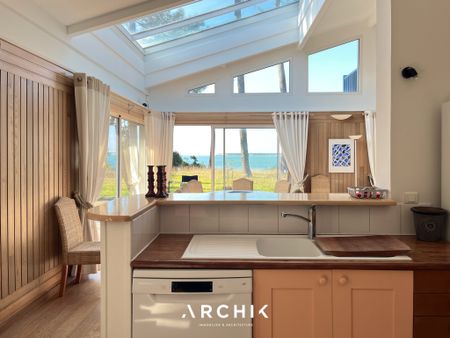 Architecture des années 80, cette maison de 280 m2 est bâtie sur un terrain arboré de 2 200 m2 en première ligne, au coeur du quartier Haïtza du Pyla avec son perré privatif et son accès direct à la plage. à l'emplacement privilégié se retrouve en retrait de la route nichée sous les pins. - Photo 3