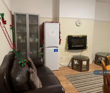 1 bedroom in a house share to rent - Photo 2