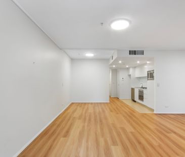 Chic and Contemporary One Bedroom + Study - Photo 1