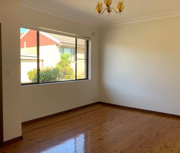 Spacious Two-Bedroom Villa with Lock-Up Garage - Photo 2