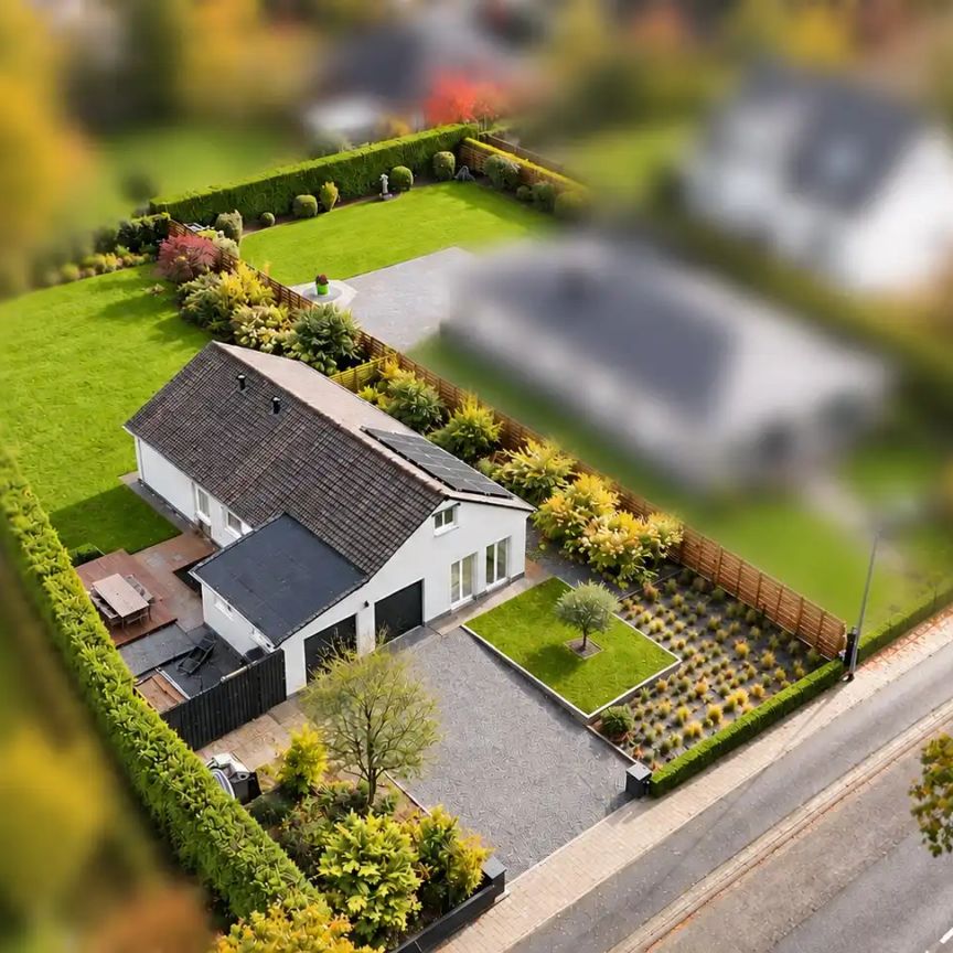 Volledig gerenoveerde bungalow met tuin en dubbele garage te Waasmunster - Photo 1